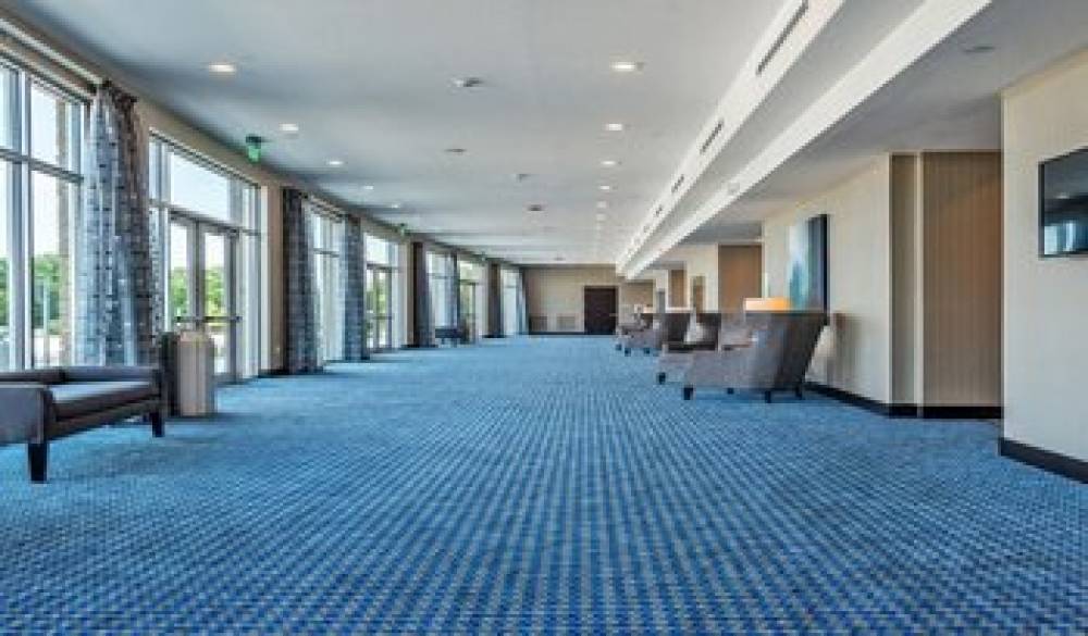 HOLIDAY INN AIRPORT BY IHG 10
