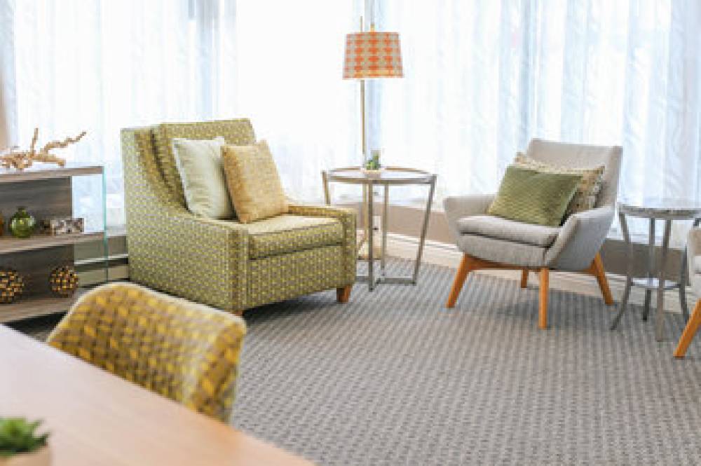 HOLIDAY INN ARPT SOUTH-MALL AR 8