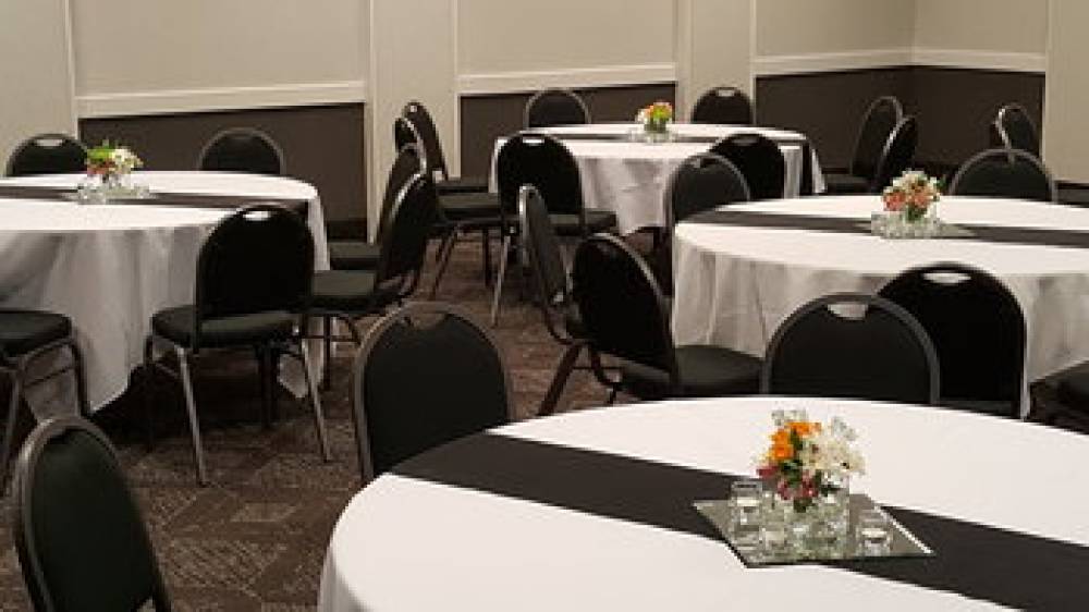 HOLIDAY INN ARPT SOUTH-MALL AR 4