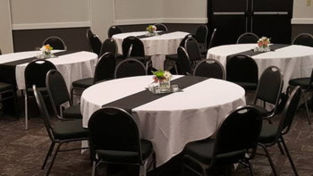 HOLIDAY INN ARPT SOUTH-MALL AR 6