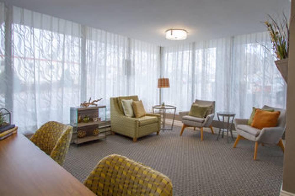HOLIDAY INN ARPT SOUTH-MALL AR 10