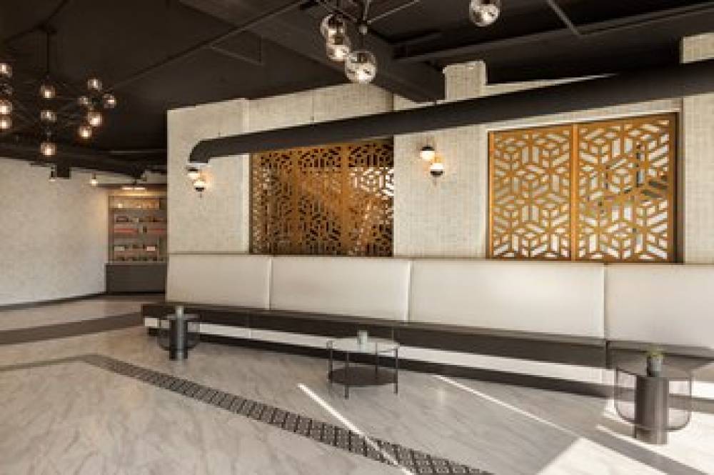 HOLIDAY INN ARPT STADIUM AREA BY IH 2