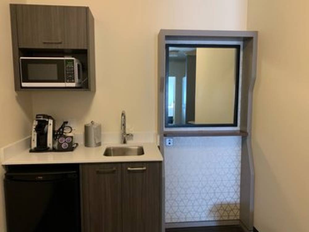 HOLIDAY INN ELK LAKE VICTORIA BY IH 4