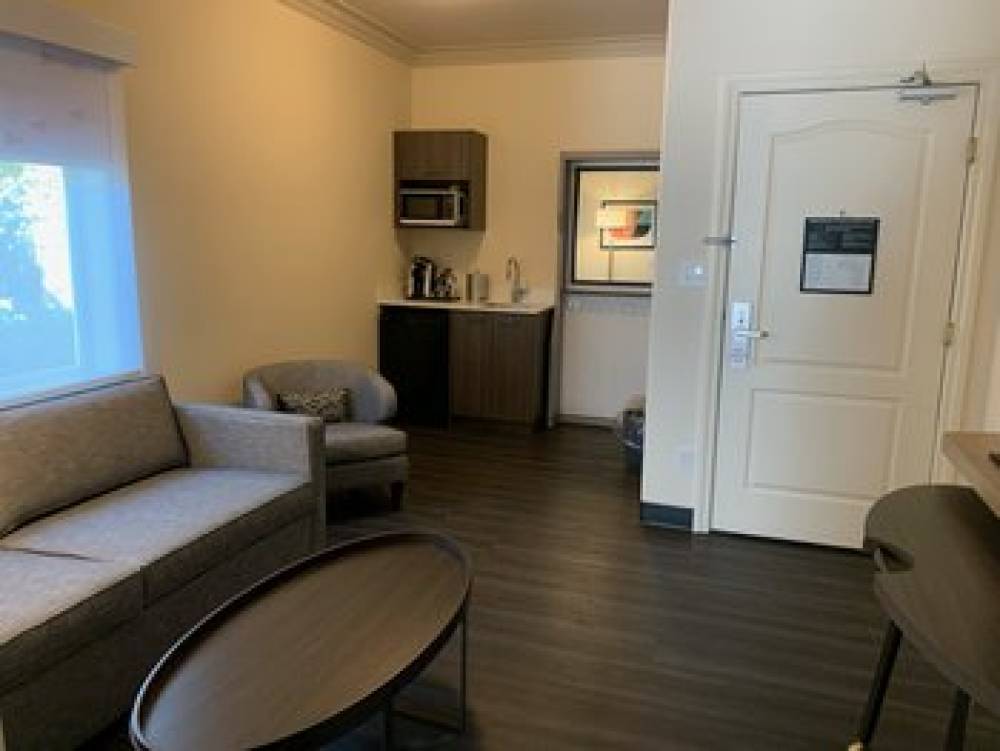 HOLIDAY INN ELK LAKE VICTORIA BY IH 10