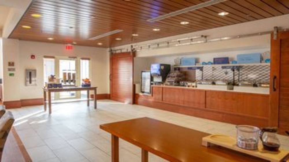 HOLIDAY INN EXP AIRPORT EASTON 5