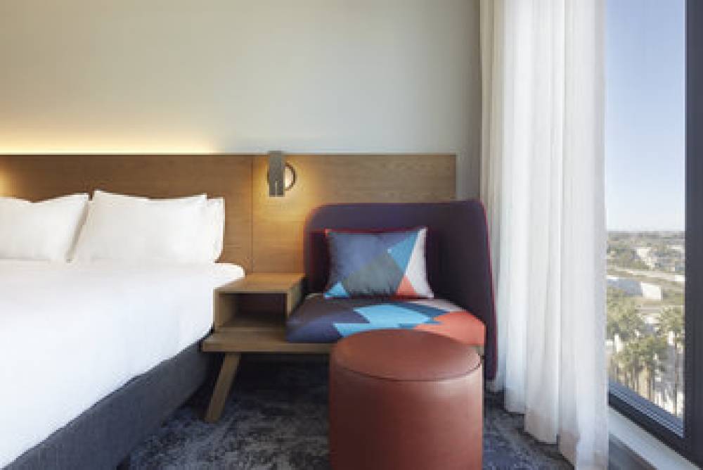 HOLIDAY INN EXP AIRPORT 10