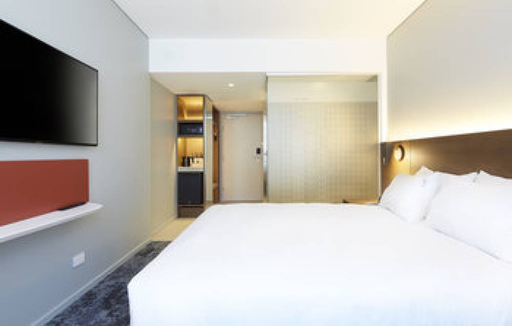 HOLIDAY INN EXP AIRPORT 6