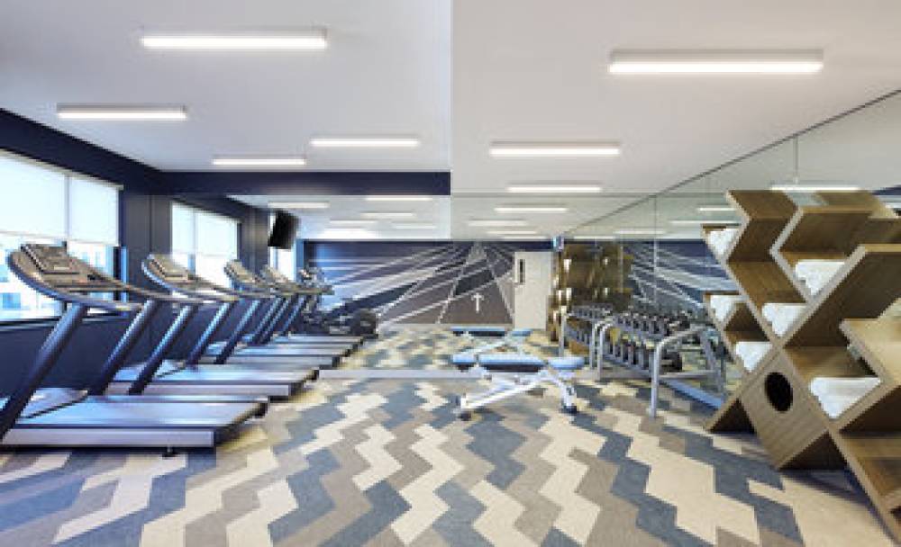 HOLIDAY INN EXP AIRPORT 4