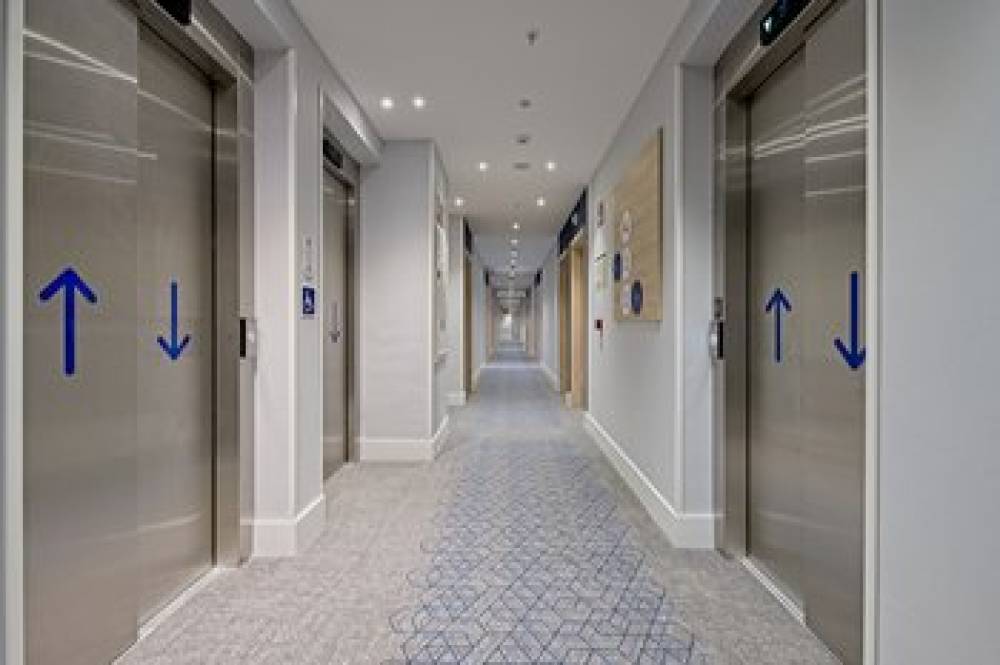 HOLIDAY INN EXP AIRPORT 10