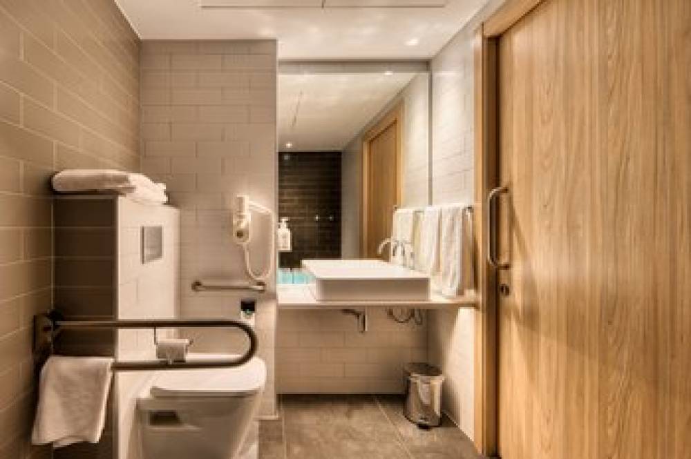 HOLIDAY INN EXP AIRPORT 4