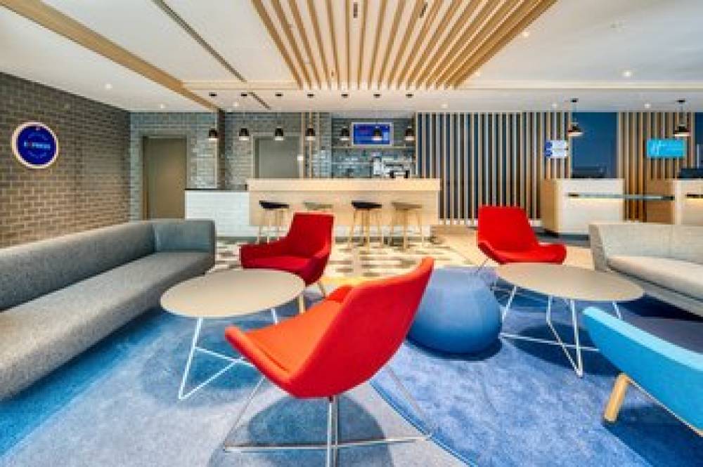 HOLIDAY INN EXP AIRPORT 7