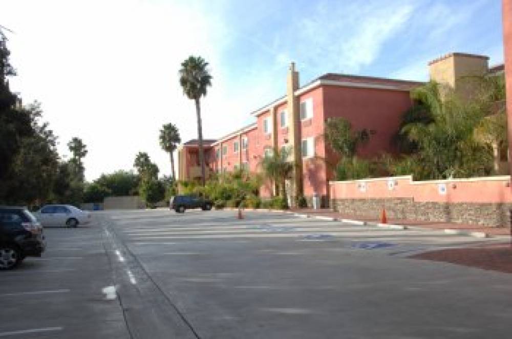 HOLIDAY INN EXP ANAHEIM WEST 7