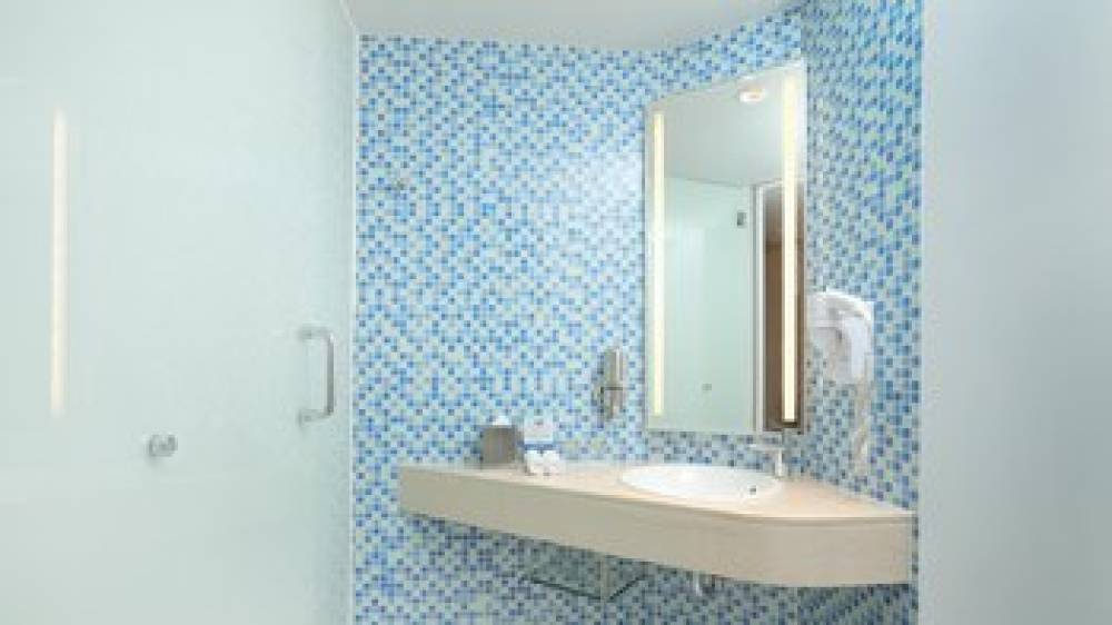 HOLIDAY INN EXP BARUNA BALI 10