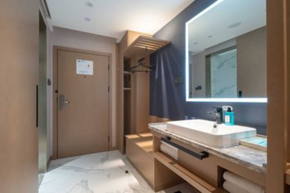 HOLIDAY INN EXP BAYI SQUARE 7