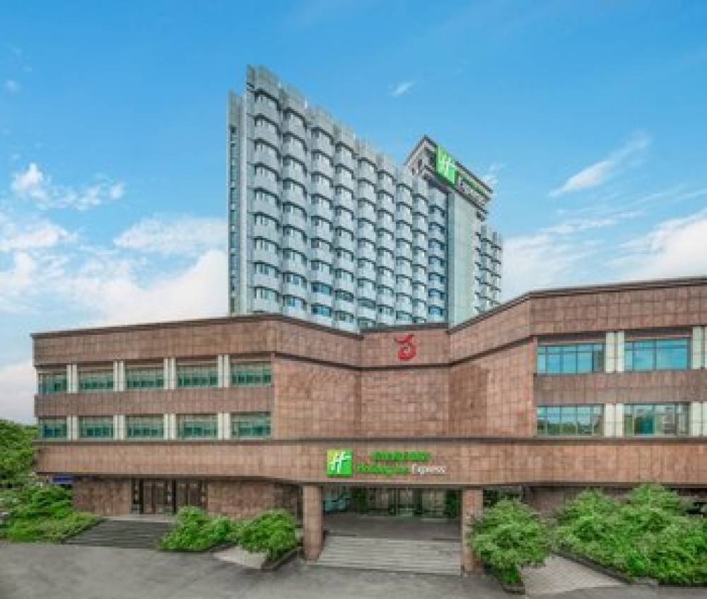 HOLIDAY INN EXP BAYI SQUARE 5