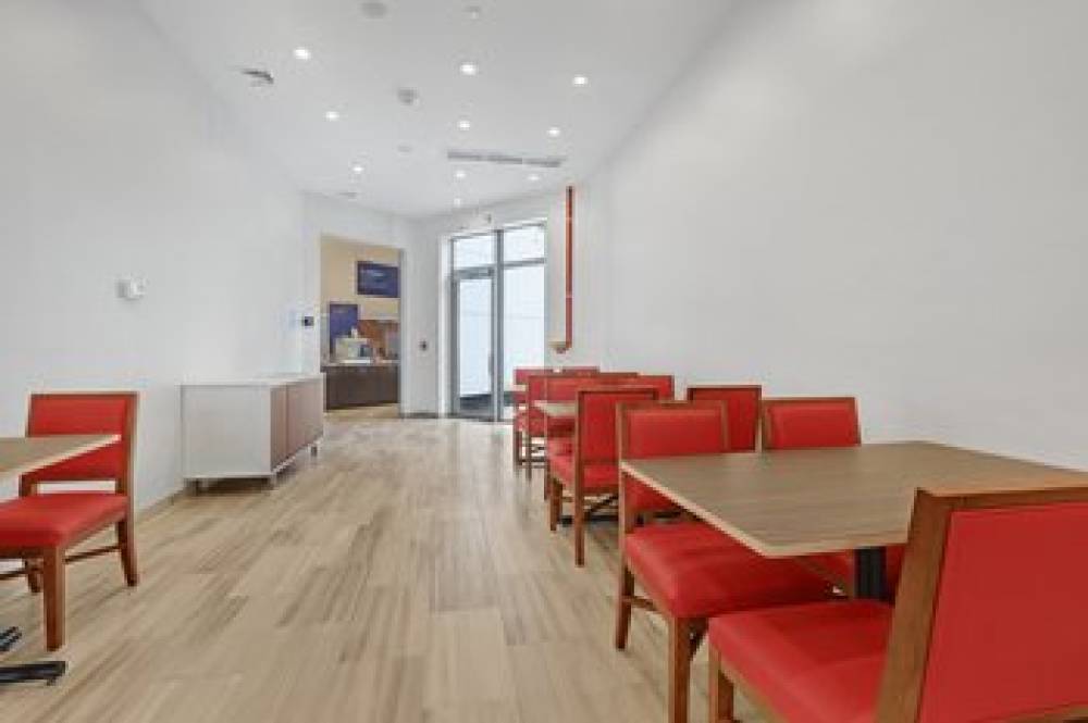 HOLIDAY INN EXP BUSHWICK 8