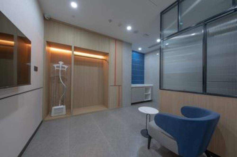 HOLIDAY INN EXP CAIYUN LAKE 9