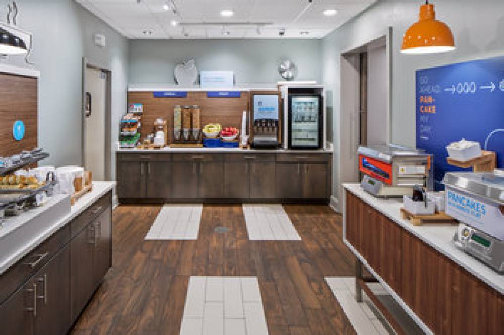 HOLIDAY INN EXP COLLEGE PARK 4