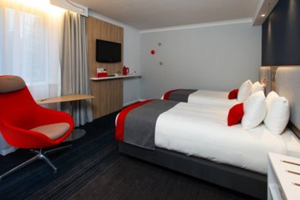 HOLIDAY INN EXP DARTFORD 4