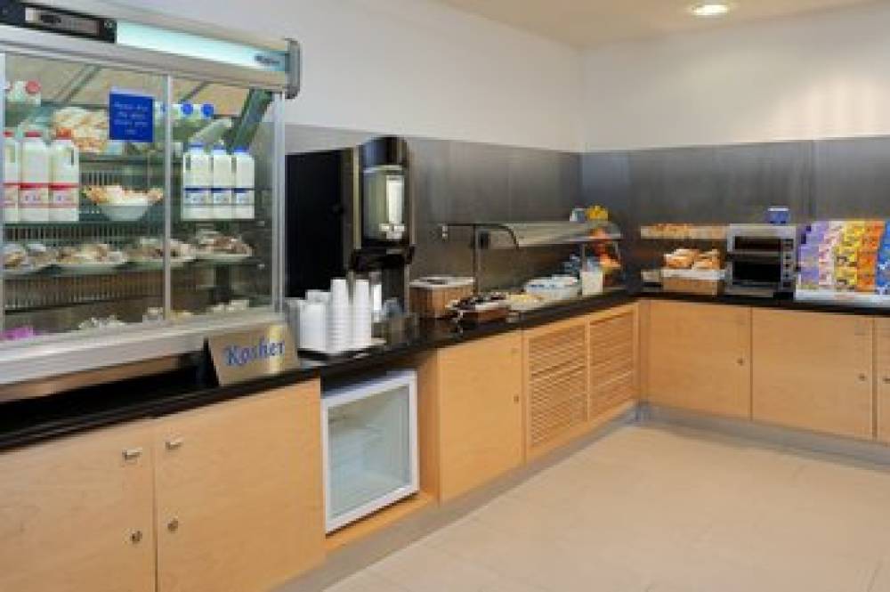 HOLIDAY INN EXP GOLDERS GREEN 4
