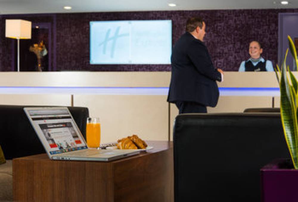 HOLIDAY INN EXP GREENWICH 2