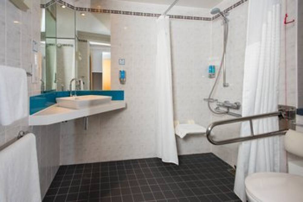 HOLIDAY INN EXP GREENWICH 9