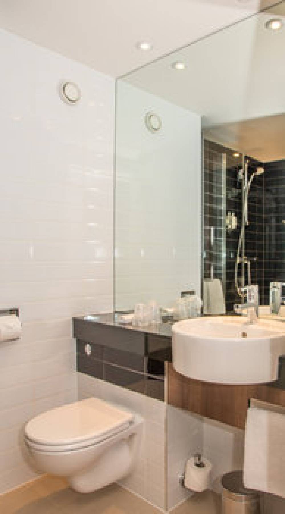 HOLIDAY INN EXP HEATHROW T5 9