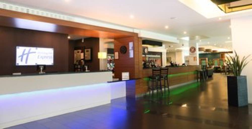 HOLIDAY INN EXP HEATHROW T5 4