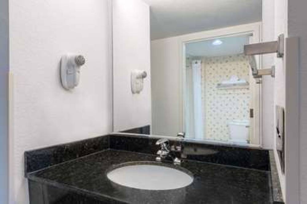 HOLIDAY INN EXP JONESTOWN 10