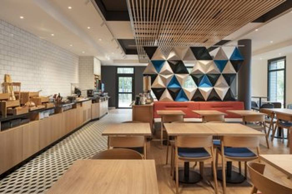 HOLIDAY INN EXP MARNE LA VALLEE VAL 7