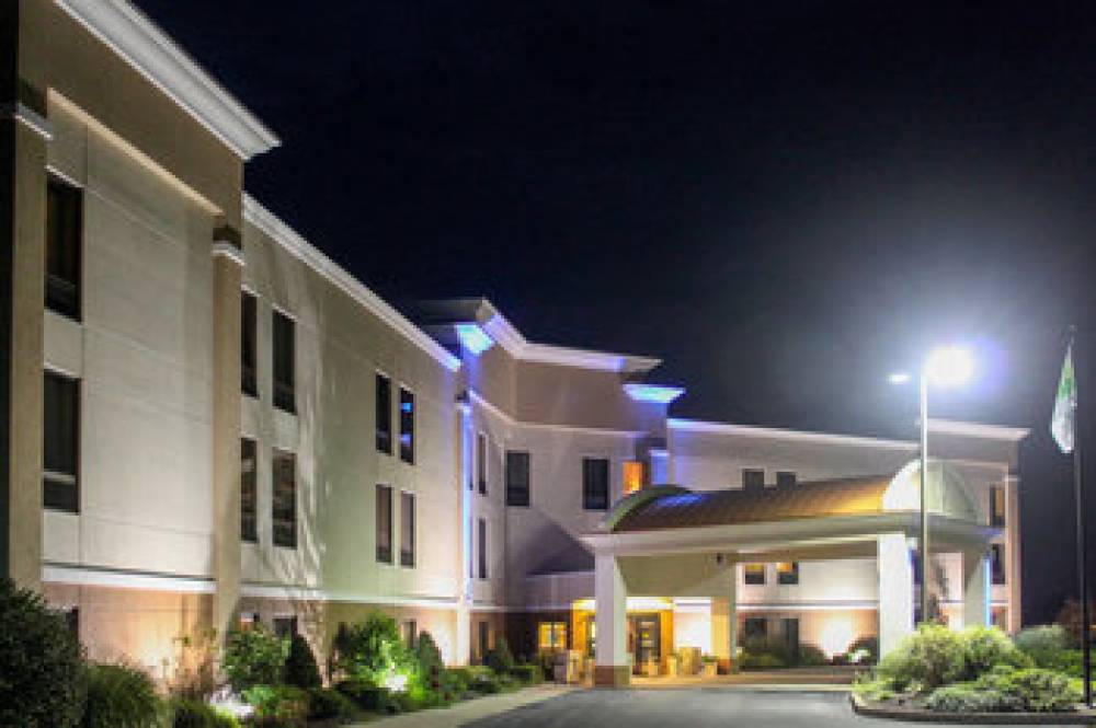 HOLIDAY INN EXP NEW COLUMBIA 3