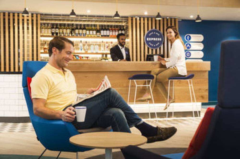 HOLIDAY INN EXP PARK ROYAL 4