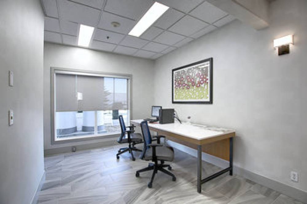 HOLIDAY INN EXP STES AIRPORT BY IHG 6