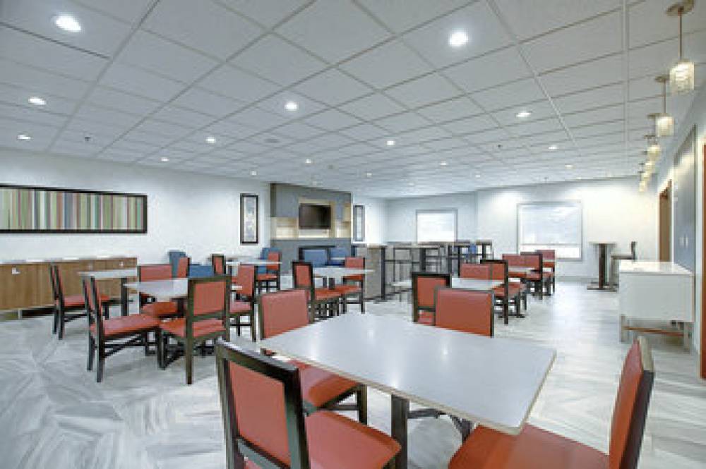 HOLIDAY INN EXP STES AIRPORT BY IHG 9