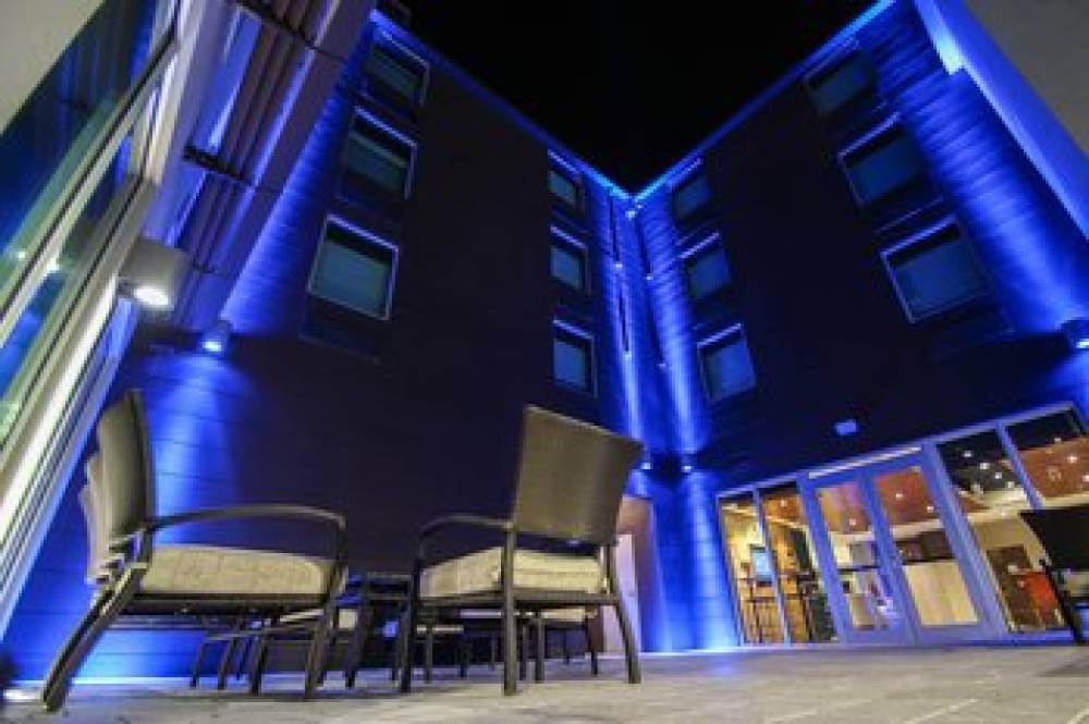HOLIDAY INN EXP STES AIRPORT EAST 8