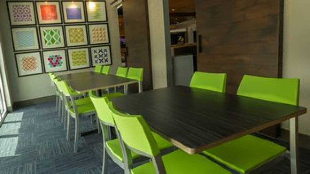 HOLIDAY INN EXP STES AIRPORT EAST 3