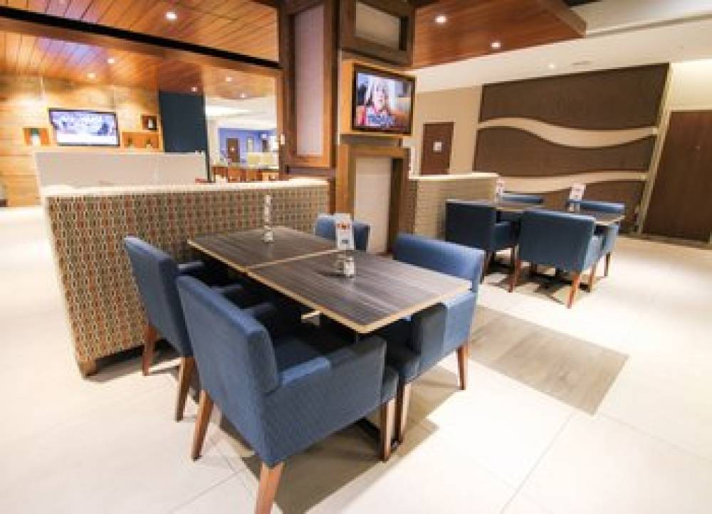 HOLIDAY INN EXP STES AIRPORT EAST 5
