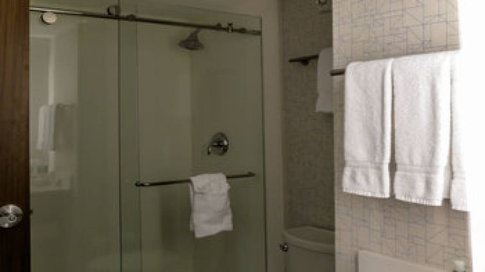 HOLIDAY INN EXP STES AIRPORT EAST 6