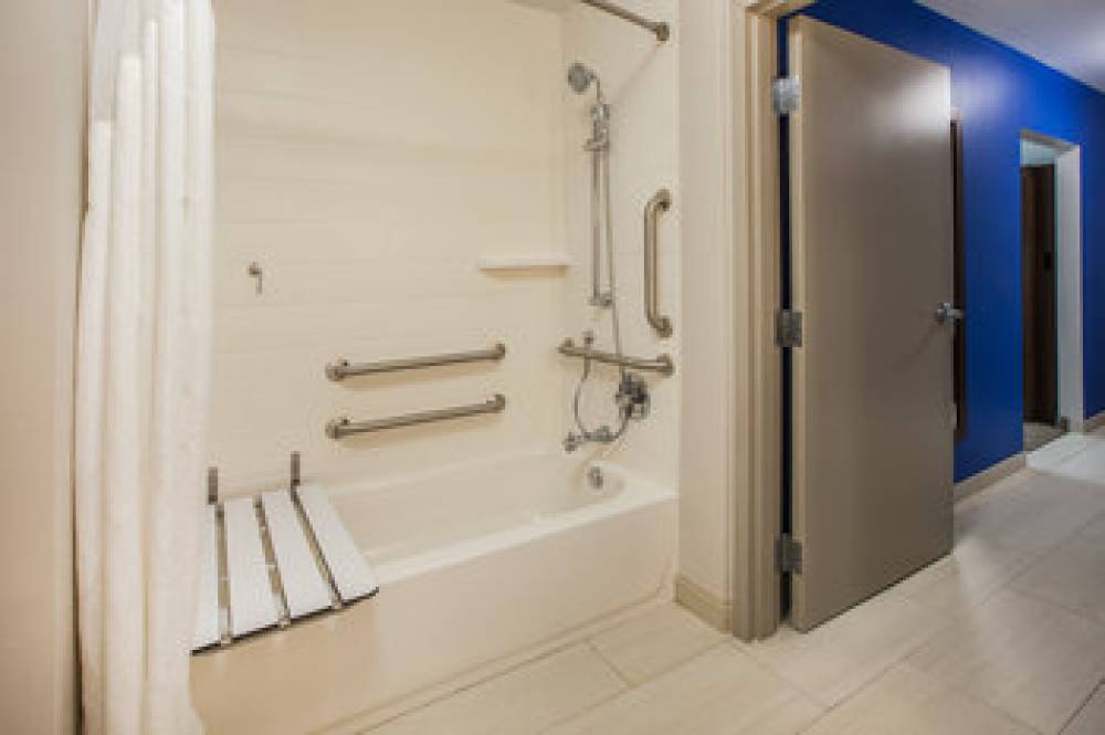 HOLIDAY INN EXP STES AIRPORT 5