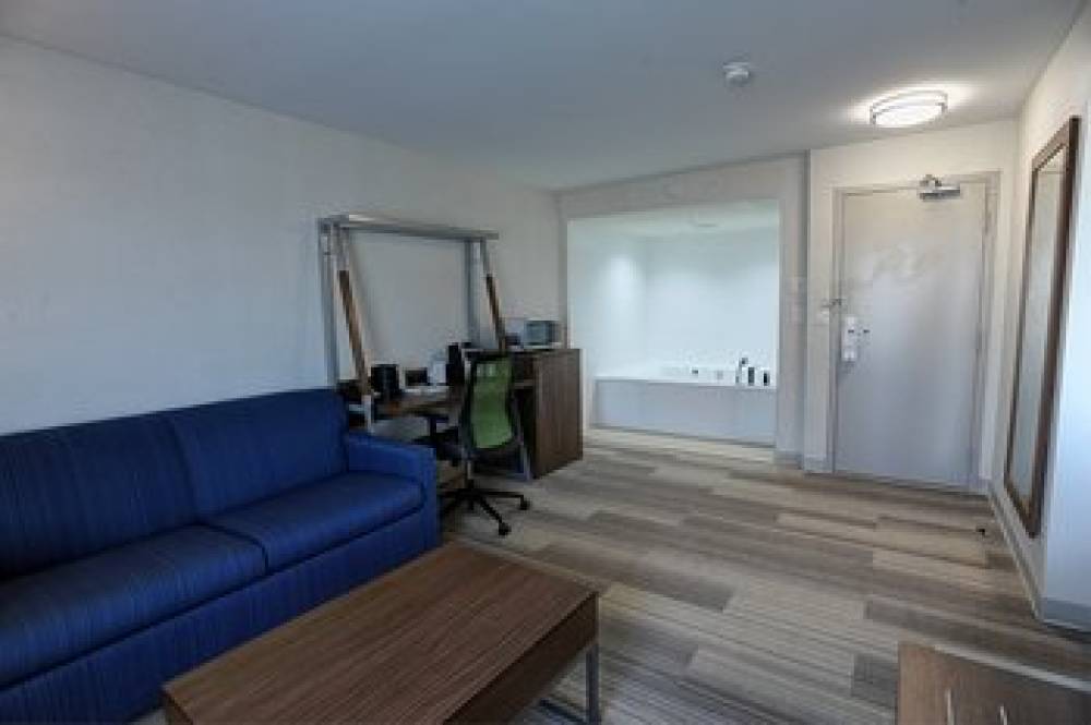 Holiday Inn Express  Suites TORONTO AIRPORT WEST 3