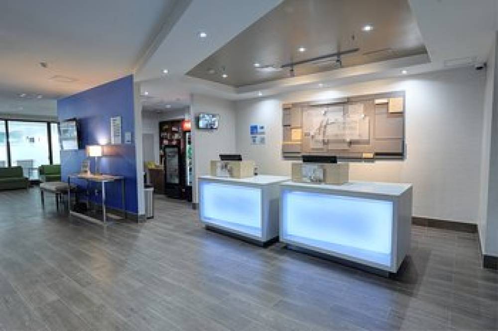 Holiday Inn Express  Suites TORONTO AIRPORT WEST 1