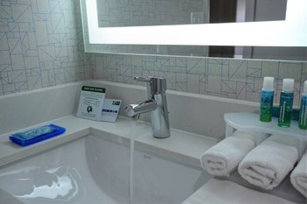 Holiday Inn Express  Suites TORONTO AIRPORT WEST 7
