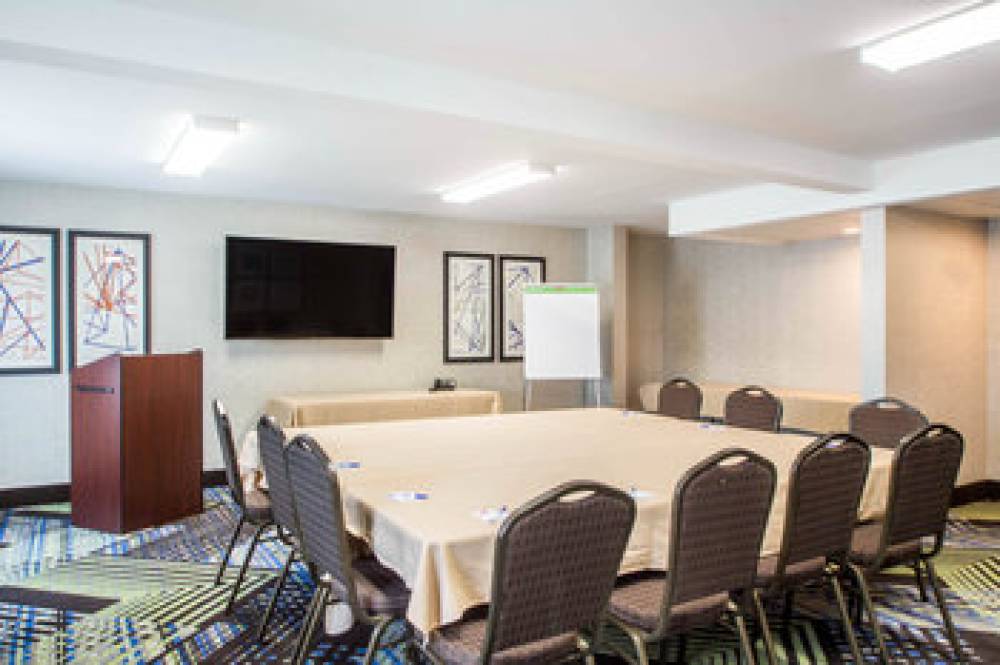 HOLIDAY INN EXP STES AIRPORT WOLF R 8