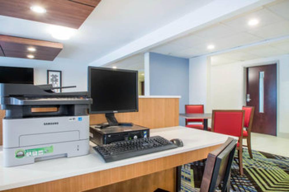 HOLIDAY INN EXP STES AIRPORT WOLF R 9