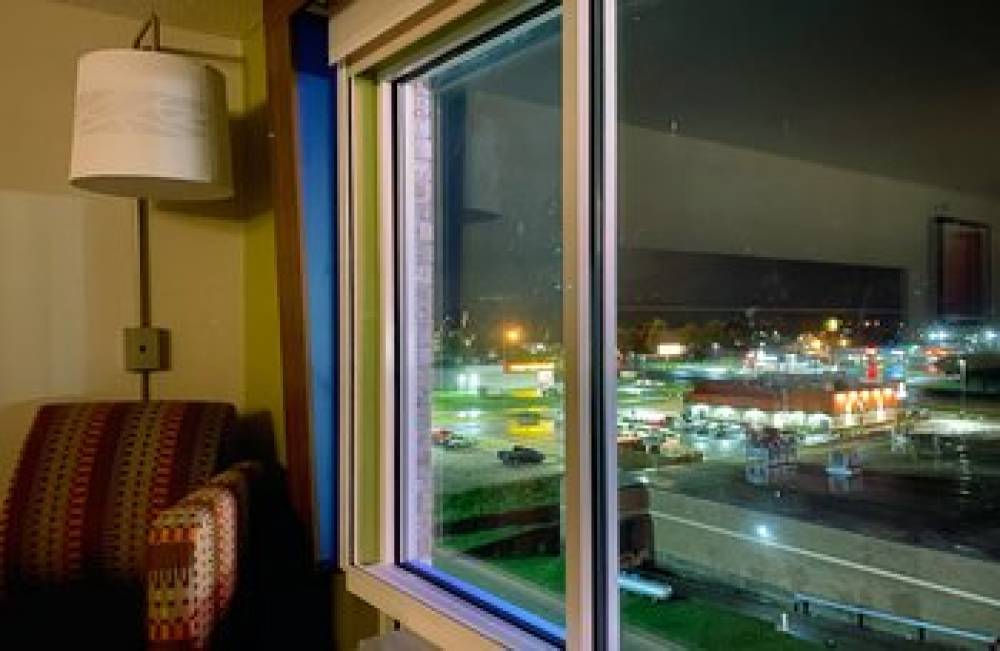 HOLIDAY INN EXP STES BY IHG 5