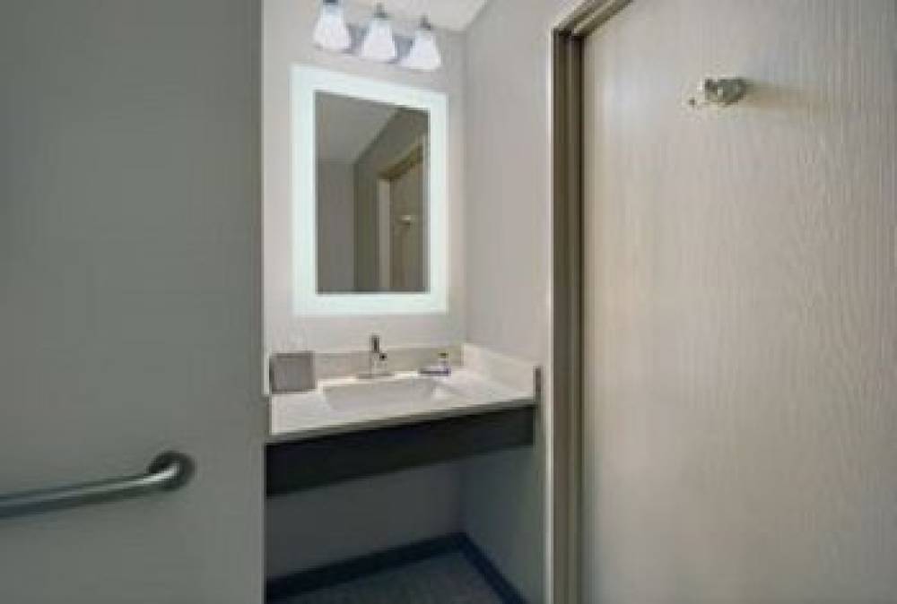 HOLIDAY INN EXP STES DEARBORN 8