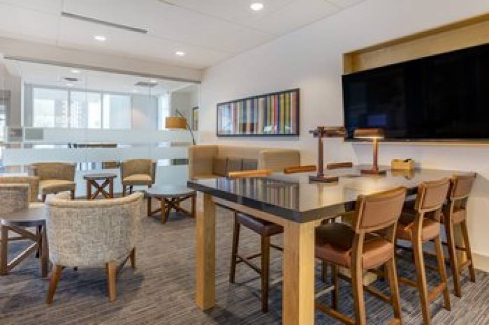 Holiday Inn Exp Stes Dwtn State Cap