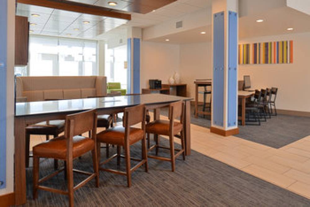 HOLIDAY INN EXP STES FARMINGTON 8