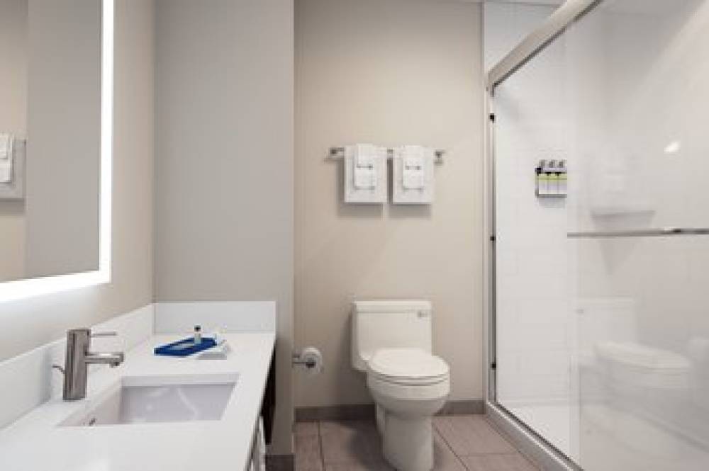 HOLIDAY INN EXP STES HAWAIIAN GARDE 8