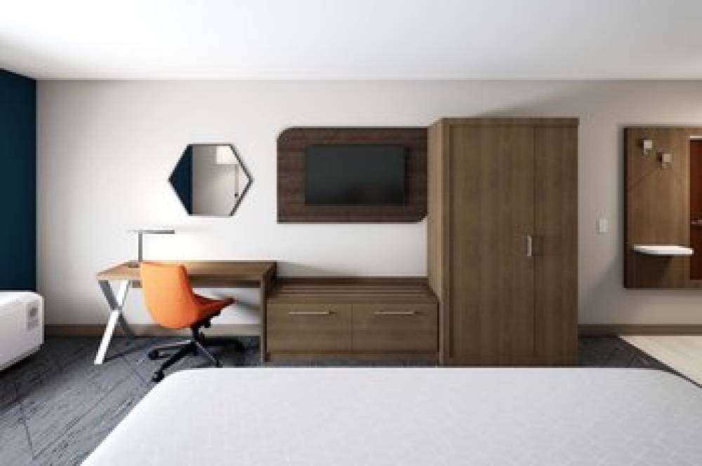 HOLIDAY INN EXP STES HAWAIIAN GARDE 5